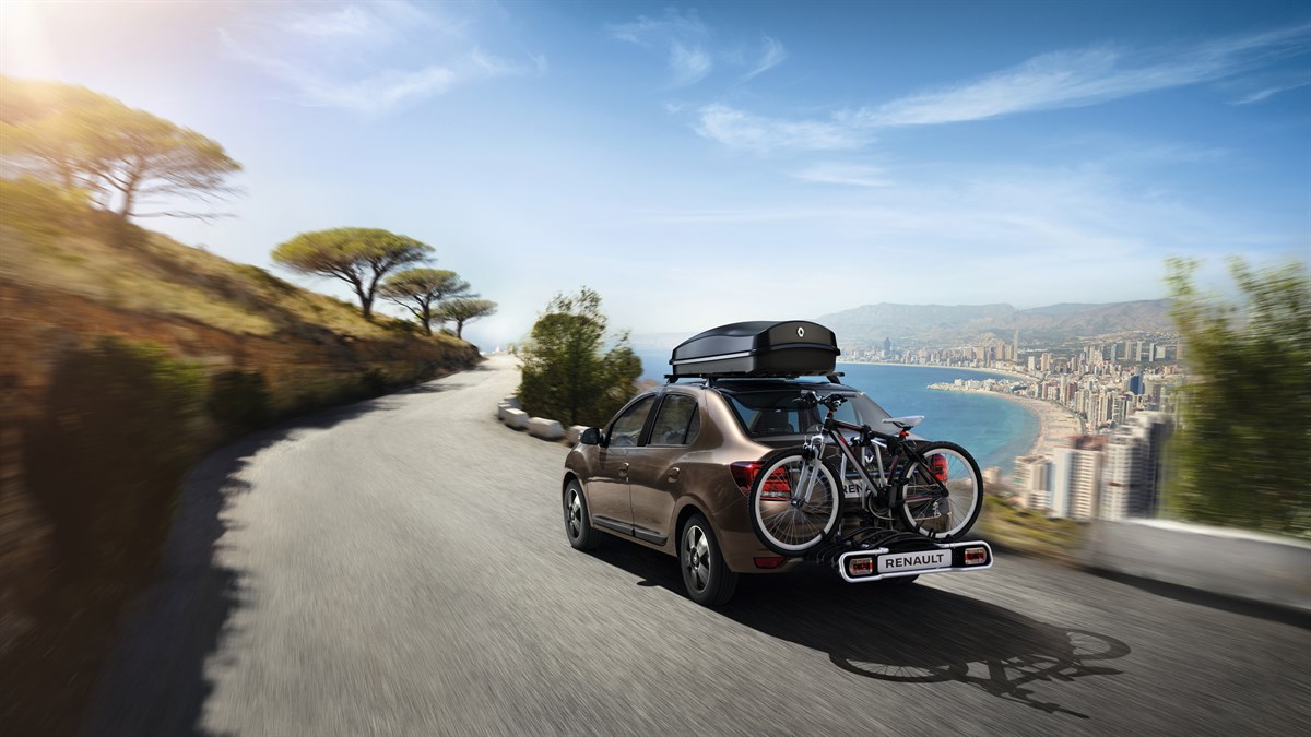 Renault LOGAN - voiture sur route cotière avec coffre de toit et porte-vélos